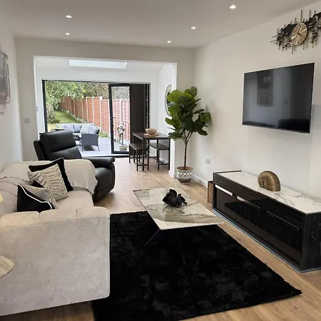 Carrholm House - 3br Luxurious House - Private Parking & Free Wifi Holiday home *