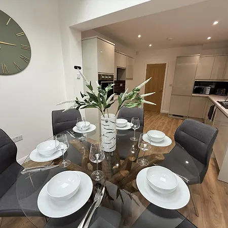 Carrholm House - 3br Luxurious House - Private Parking & Free Wifi Holiday home *
