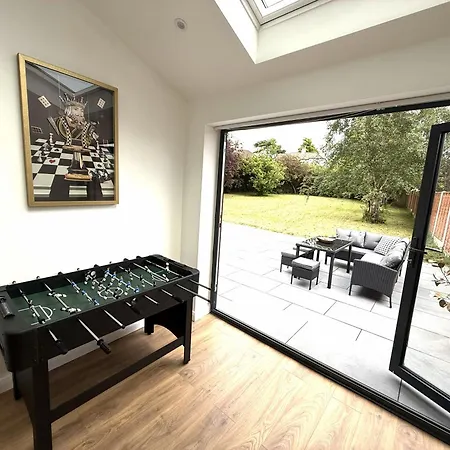 Carrholm House - 3br Luxurious House - Private Parking & Free Wifi Leeds (West Yorkshire)