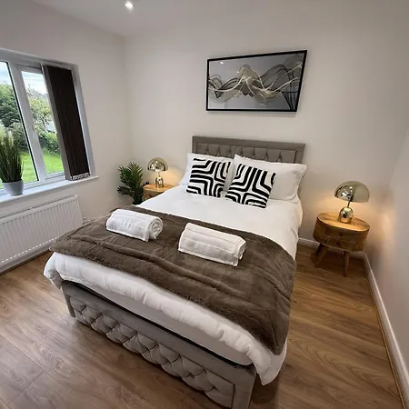 Carrholm House - 3br Luxurious House - Private Parking & Free Wifi Holiday home