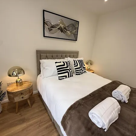 Carrholm House - 3br Luxurious House - Private Parking & Free Wifi Leeds (West Yorkshire)