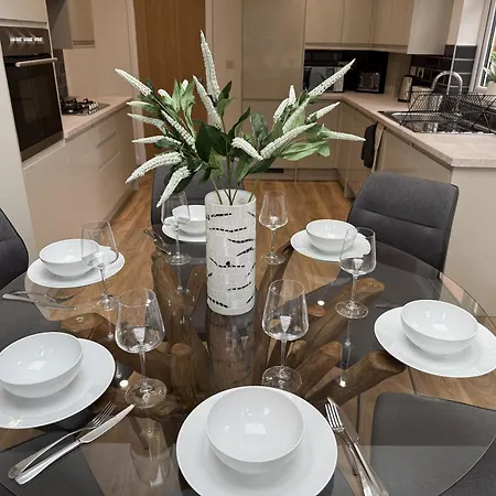 Holiday home Carrholm House - 3br Luxurious House - Private Parking & Free Wifi *