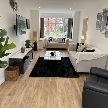 Carrholm House - 3br Luxurious House - Private Parking & Free Wifi Leeds (West Yorkshire)