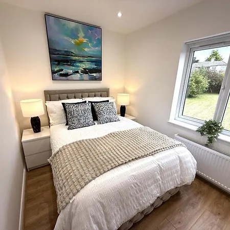 Carrholm House - 3br Luxurious House - Private Parking & Free Wifi