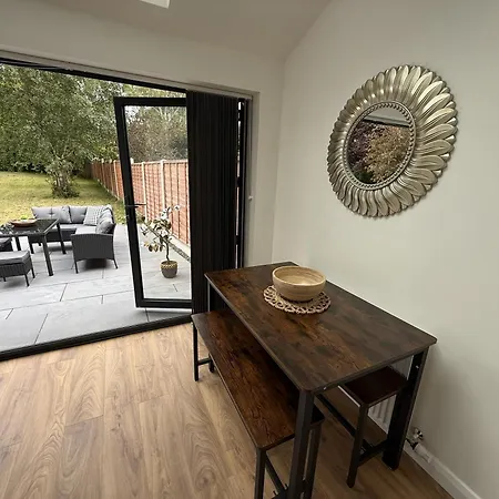 Carrholm House - 3br Luxurious House - Private Parking & Free Wifi