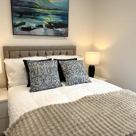 Carrholm House - 3br Luxurious House - Private Parking & Free Wifi Leeds (West Yorkshire)