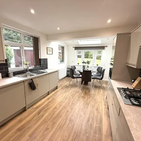 Carrholm House - 3br Luxurious House - Private Parking & Free Wifi * Leeds (West Yorkshire)