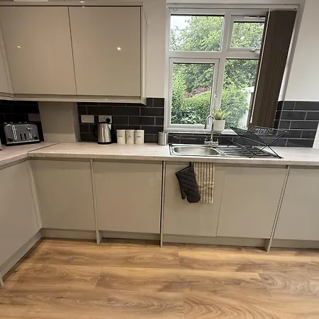 Carrholm House - 3br Luxurious House - Private Parking & Free Wifi Holiday home *