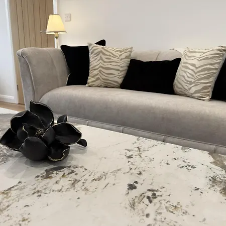 Carrholm House - 3br Luxurious House - Private Parking & Free Wifi