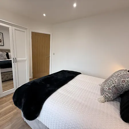 Carrholm House - 3br Luxurious House - Private Parking & Free Wifi *