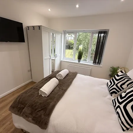 Carrholm House - 3br Luxurious House - Private Parking & Free Wifi * Leeds (West Yorkshire)