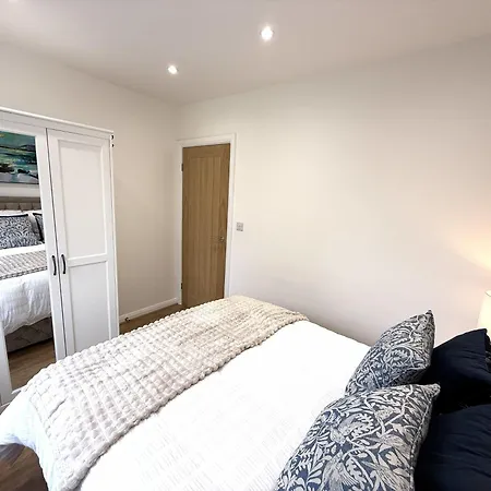 Carrholm House - 3br Luxurious House - Private Parking & Free Wifi * Leeds (West Yorkshire)