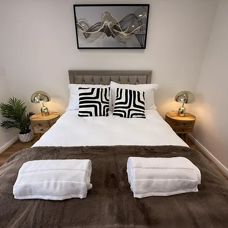 Carrholm House - 3br Luxurious House - Private Parking & Free Wifi *
