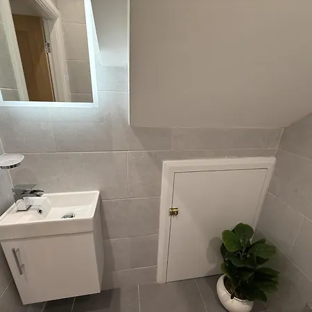 Carrholm House - 3br Luxurious House - Private Parking & Free Wifi Holiday home Leeds (West Yorkshire)
