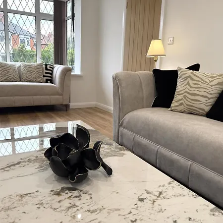 Holiday home Carrholm House - 3br Luxurious House - Private Parking & Free Wifi