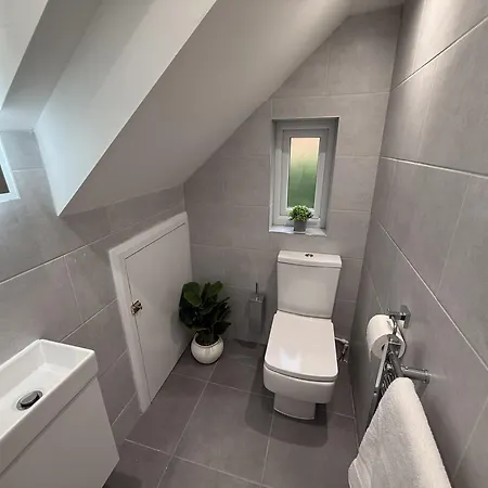 Carrholm House - 3br Luxurious House - Private Parking & Free Wifi Holiday home