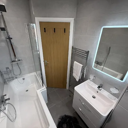 Holiday home Carrholm House - 3br Luxurious House - Private Parking & Free Wifi