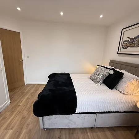 Holiday home Carrholm House - 3br Luxurious House - Private Parking & Free Wifi