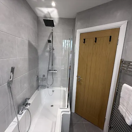 Holiday home Carrholm House - 3br Luxurious House - Private Parking & Free Wifi