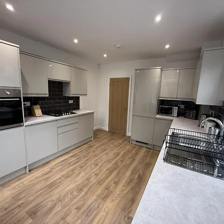 Carrholm House - 3br Luxurious House - Private Parking & Free Wifi