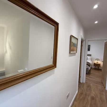 Carrholm House - 3br Luxurious House - Private Parking & Free Wifi * Leeds (West Yorkshire)