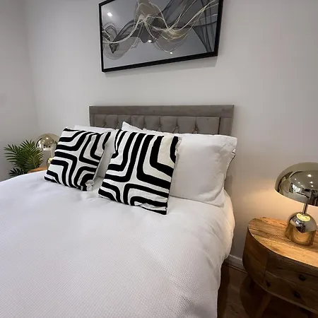 Holiday home Carrholm House - 3br Luxurious House - Private Parking & Free Wifi *
