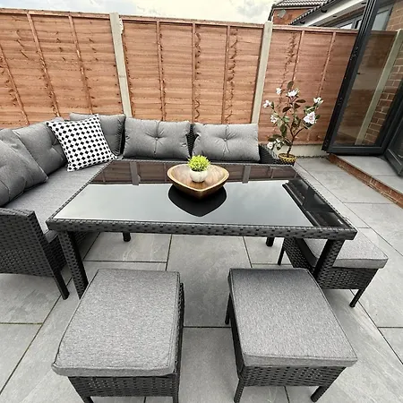 Carrholm House - 3br Luxurious House - Private Parking & Free Wifi *