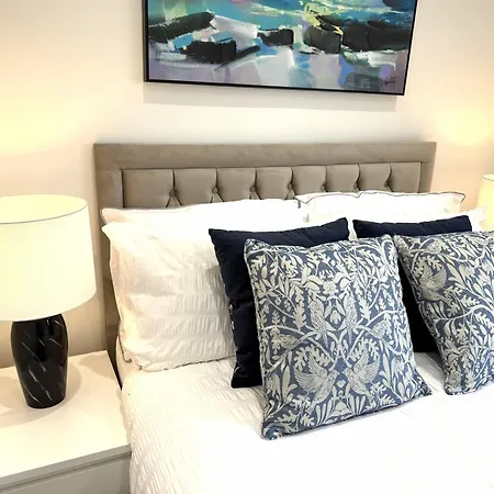 Carrholm House - 3br Luxurious House - Private Parking & Free Wifi * Leeds (West Yorkshire)