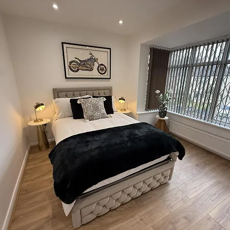Carrholm House - 3br Luxurious House - Private Parking & Free Wifi Holiday home Leeds (West Yorkshire)