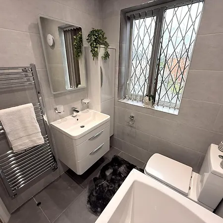 Carrholm House - 3br Luxurious House - Private Parking & Free Wifi Holiday home *