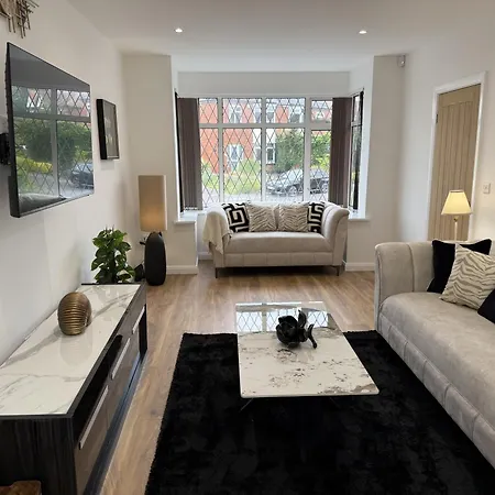 Carrholm House - 3br Luxurious House - Private Parking & Free Wifi Holiday home *