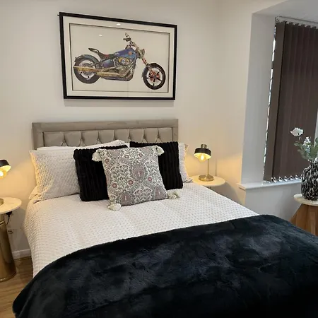 Carrholm House - 3br Luxurious House - Private Parking & Free Wifi Leeds (West Yorkshire)