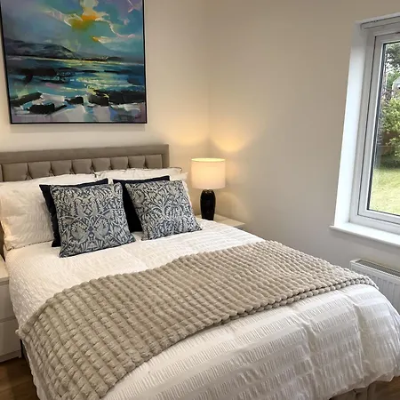 Carrholm House - 3br Luxurious House - Private Parking & Free Wifi