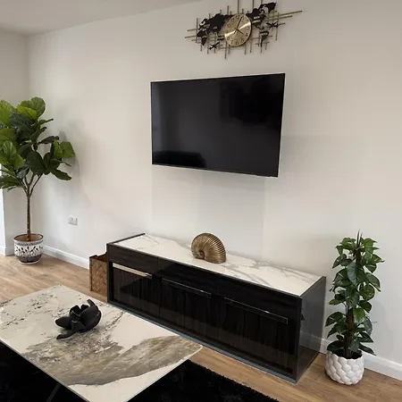 Holiday home Carrholm House - 3br Luxurious House - Private Parking & Free Wifi *