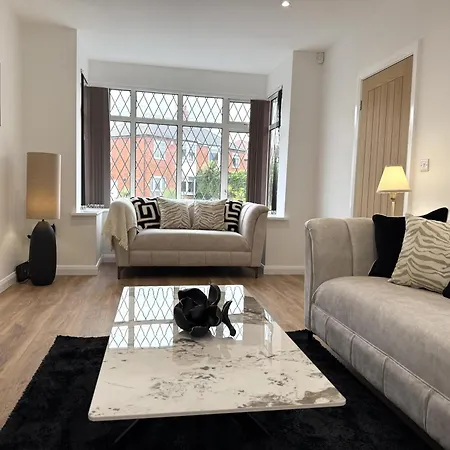 Carrholm House - 3br Luxurious House - Private Parking & Free Wifi Holiday home Leeds (West Yorkshire)